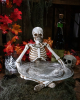 Sitzendes Skelett mit Servierteller 27 cm 