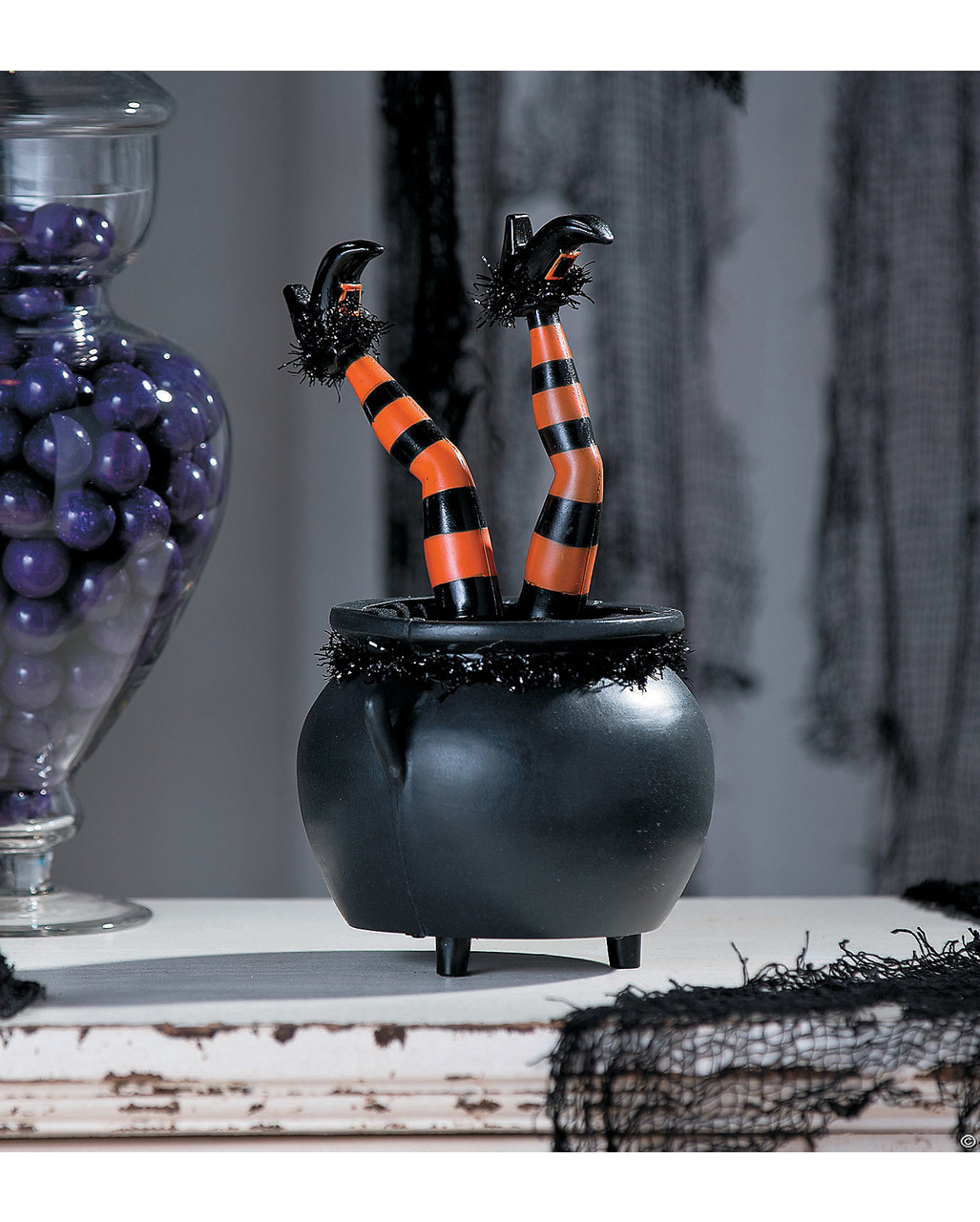 Hexenkessel mit zappelnden Hexenbeinen als 🎃 Deko | Horror-Shop.com